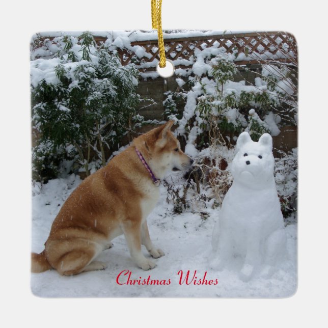 niedlicher Hund, der bei Weihnachten mit Schneeman Keramikornament (Vorderseite)