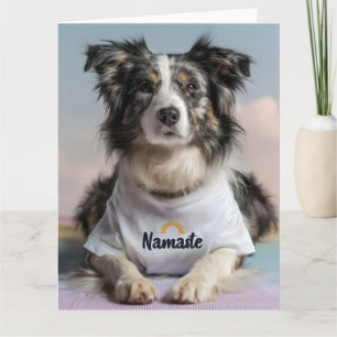 Niedlicher Hund in einem "Namaste"-T - Shirt auf e Karte