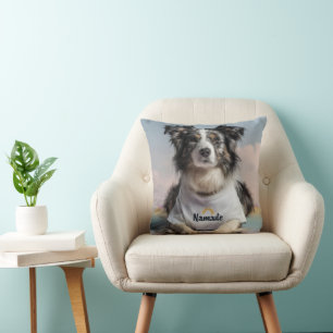 Niedlicher Hund in einem "Namaste"-T - Shirt auf e Kissen