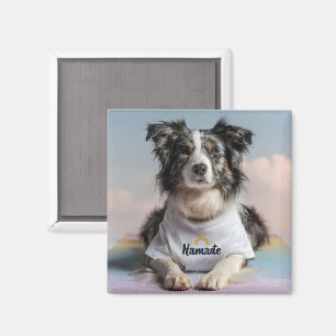 Niedlicher Hund in einem "Namaste"-T - Shirt auf e Magnet