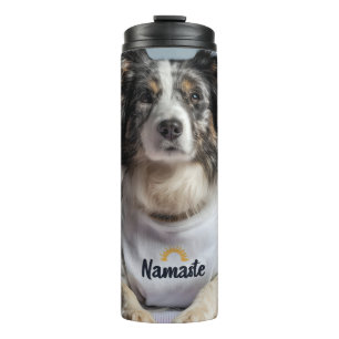 Niedlicher Hund in einem "Namaste"-T - Shirt auf e Thermosbecher