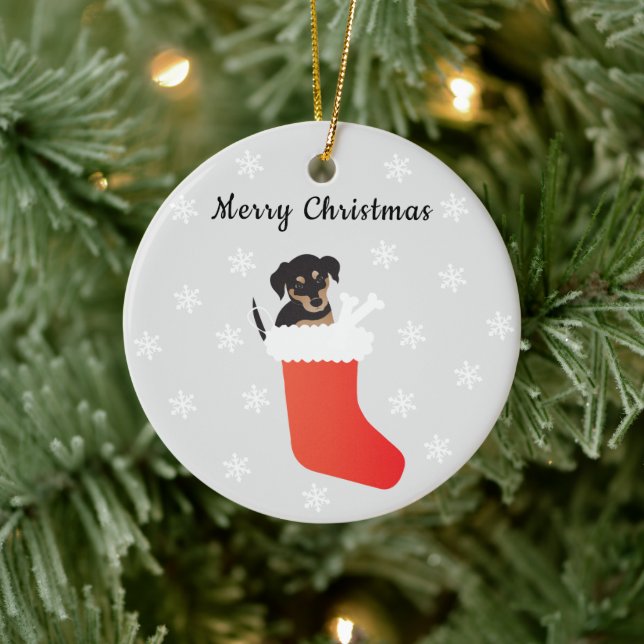 Niedlicher Hund in einem Strumpf Schneeflocken Keramik Ornament (Baum)