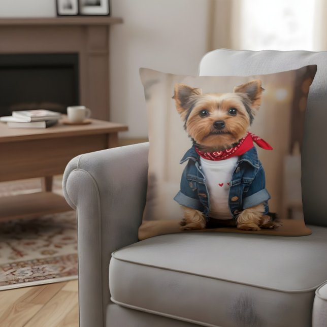Niedlicher Hund in einer Jean Jacket Kissen (Von Creator hochgeladen)