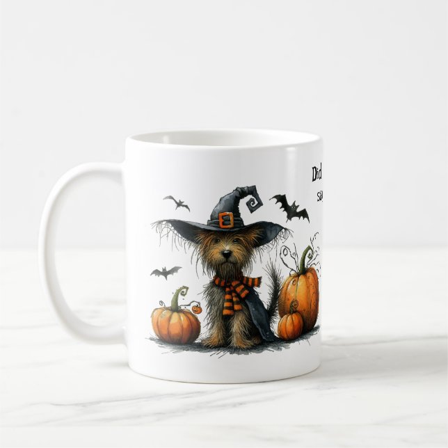 Niedlicher Hund in Hexenhut hat jemand Leckerei ge Kaffeetasse (Links)
