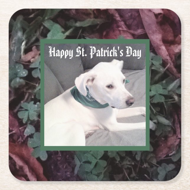 Niedlicher Hund mit grünem Scarf St. Patricks Day Rechteckiger Pappuntersetzer (Vorderseite)