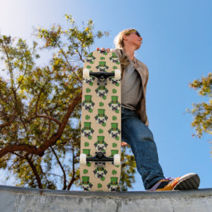 Niedlicher Hund mit Hut und Kleeblatt St Patrick's Skateboard