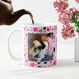Niedlicher Hund mit rosa und schwarzen Herzen Lieb Kaffeetasse