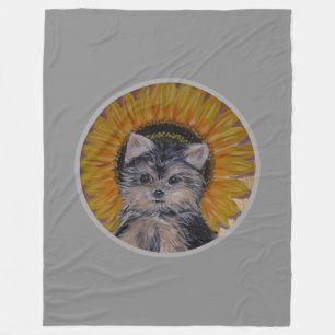Niedlicher Hund, Sonnenblume auf Silbergrau Fleecedecke