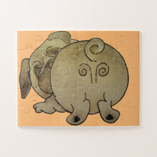 niedlicher Hund spielt braunen Mops