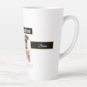 Niedlicher Hund stolpert, ich bin positiv, dass du Milchtasse