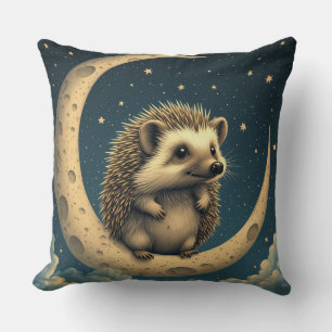 Niedlicher Igel sitzt auf zunehmendem Mond Kissen