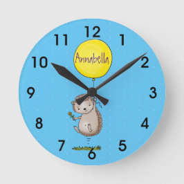 Niedlicher Igel und Muster des Cartoon in Ballon Runde Wanduhr