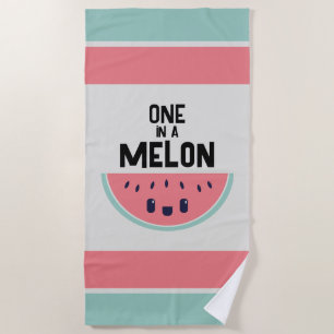 Niedlicher in einem Melon Strandtuch