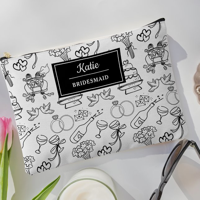 Niedlicher Individuelle Name Bridesmaid Vorschlag  Zubehörtasche (Custom bridesmaid pouch with whimsical wedding icons. Perfect for bridal parties and gifts!)
