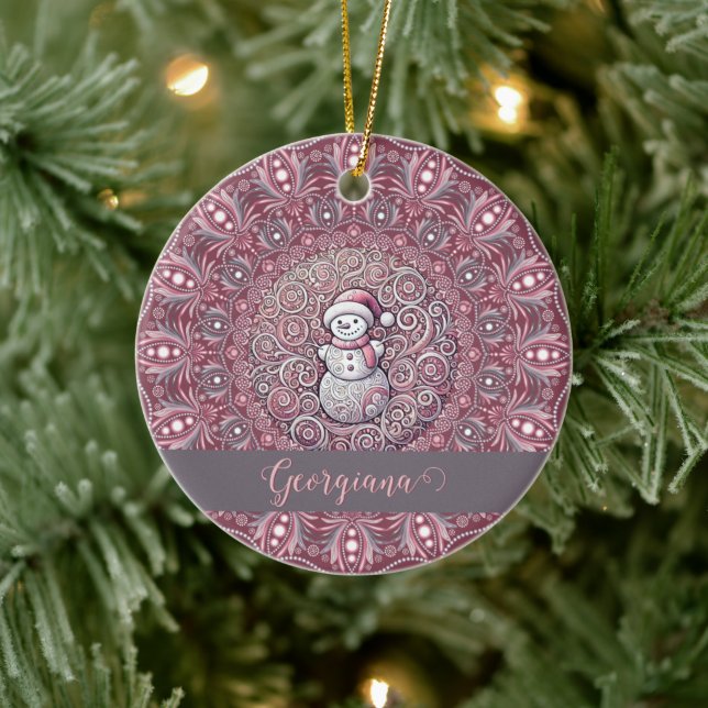 Niedlicher Individuelle Name Whimsical Pink Snowma Keramik Ornament (Baum)