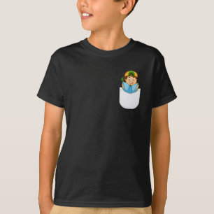 Niedlicher Junge beim Lesen des T - Shirt "Vector 