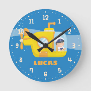 Niedlicher Junge im U-Boot Kinder Name Raumsperre Runde Wanduhr