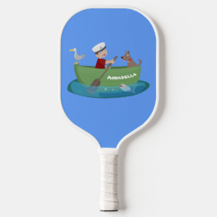 Niedlicher Junge Segelschiff und Hunderuderschiff Pickleball Schläger