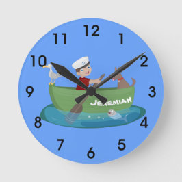 Niedlicher Junge Segelschiff und Hunderuderschiff  Runde Wanduhr