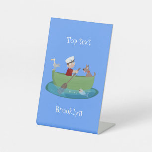Niedlicher Junge Segelschiff und Hunderuderschiff  Sockelschild