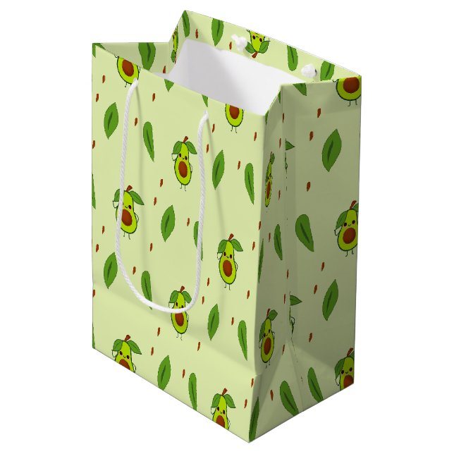 Niedlicher Kawaii-Avocado auf grüner Fläche Mittlere Geschenktüte (Vorderseite Schrägansicht)