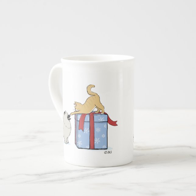 Niedlicher Keeshond Welpe und Kitten Weihnachtsfei Prozellantasse (Vorderseite Links)