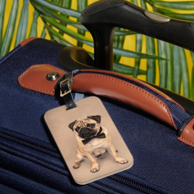 Niedlicher Kitz-Mops-Hund mit Bogen-Krawatte Gepäckanhänger (Vorderseite Insitu 1)