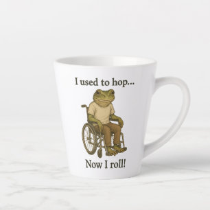 Niedlicher kleiner Frosch im Rollstuhl positiv. Milchtasse