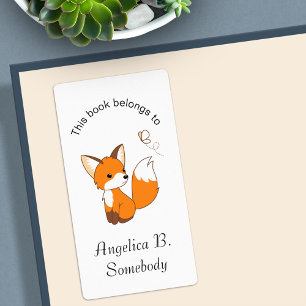 Niedlicher kleiner Fuchs sieht Schmetterling-Buchz