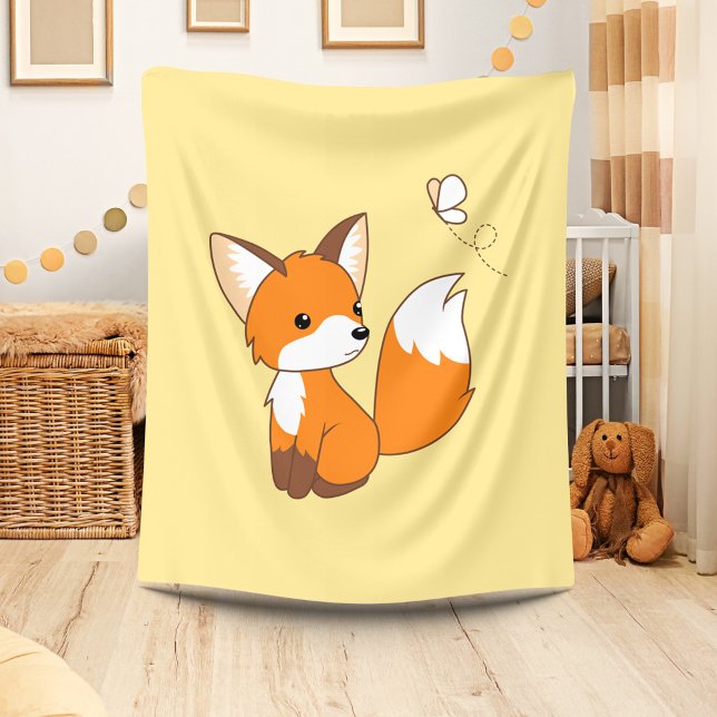 Niedlicher kleiner Fuchs sieht Schmetterling zu Fleecedecke (Von Creator hochgeladen)