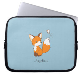Niedlicher kleiner Fuchs sieht Schmetterling zu Laptopschutzhülle