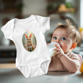 Niedlicher kleiner Hasen umgeben von Blume, Kinder Baby Strampler