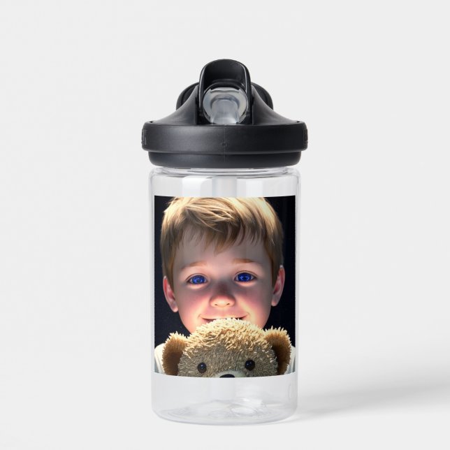 Niedlicher kleiner Junge mit Teddybär Trinkflasche (Vorne)