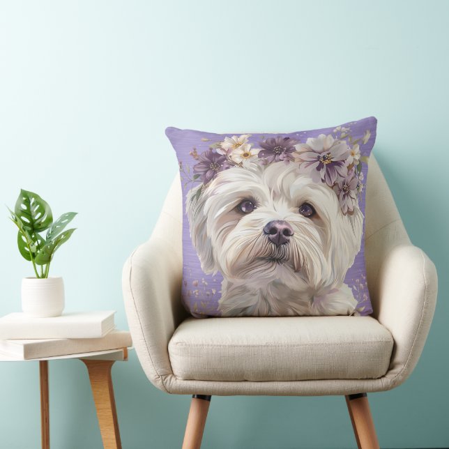 NIEDLICHER KLEINER MALTESISCHER HUND MIT PURPLE-BL KISSEN (Stuhl )