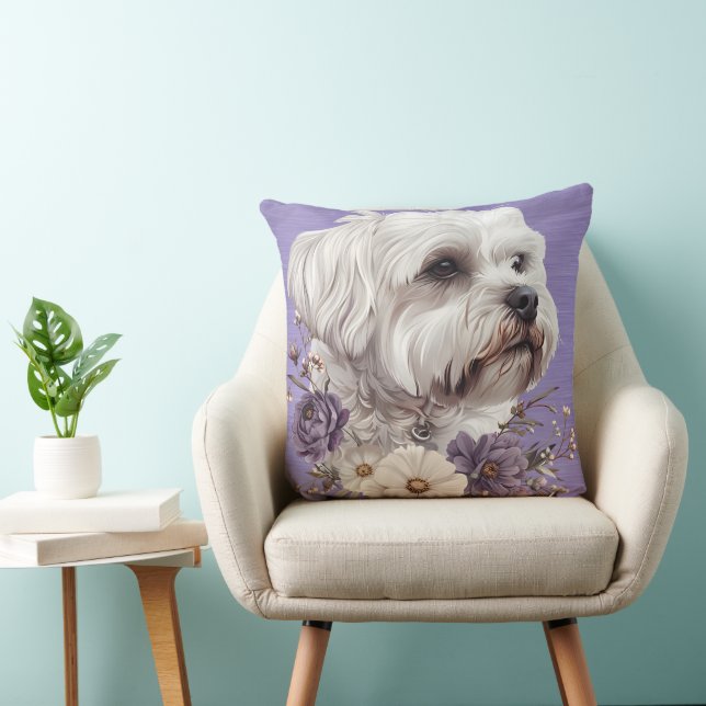 NIEDLICHER KLEINER MALTESISCHER HUND MIT PURPLE-BL KISSEN (Stuhl )