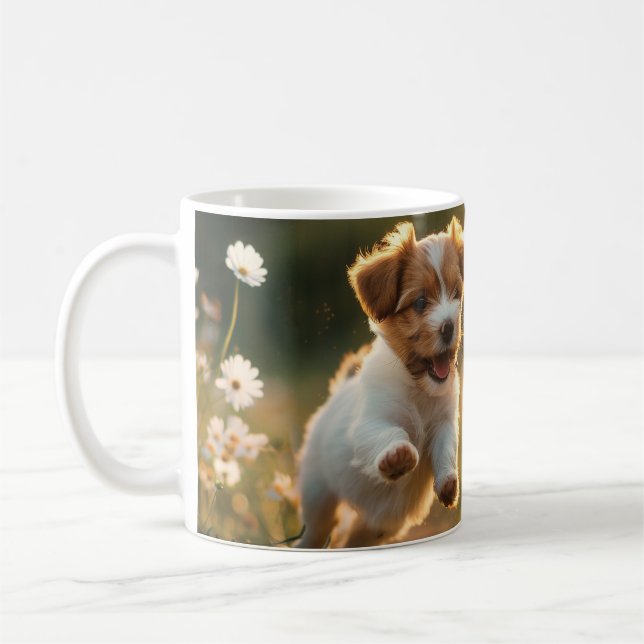 Niedlicher kleiner Welpe, der nach einem Schmetter Kaffeetasse (Links)