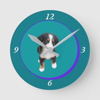 Niedlicher, knuddeliger Kleiner Welpe Buddy. Runde Wanduhr