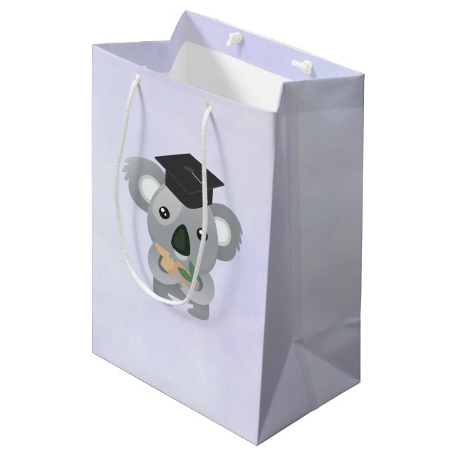 Niedlicher Koala-Bär in einer schwarzen Graduierun Mittlere Geschenktüte (Vorderseite Schrägansicht)