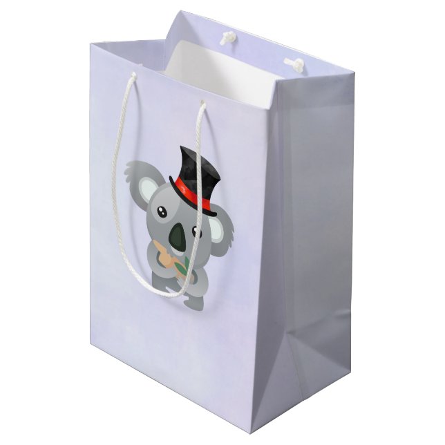 Niedlicher Koala in einem schwarzen Top Hat Mittlere Geschenktüte (Vorderseite Schrägansicht)