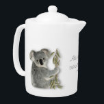 Niedlicher Koala personalisiert<br><div class="desc">Personifizieren Sie diese Teekanne mit Ihrem eigenen Text! Dieser entzückende niedliche flaumige Koala hat seine eigene Versorgung Eukalyptus-Blätter, also hat er und glücklich, Sie den ganzen Tag zu behalten Firma gekühlt, während Sie unten vereinbaren, um einen Brew zu haben. Ein Bonbon malte digital Entwurf, um herauf einen stumpfen Tag zu...</div>