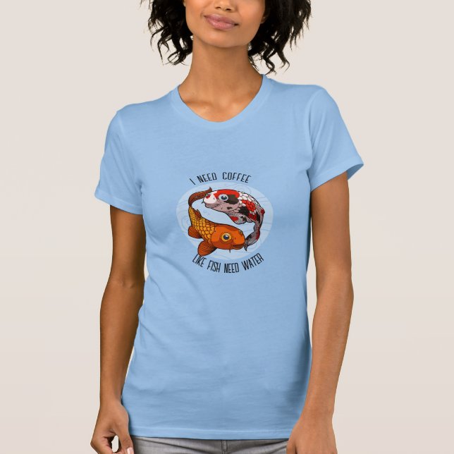 Niedlicher Koi-Karpfen Ich brauche Kaffee wie Fisc T-Shirt (Vorderseite)