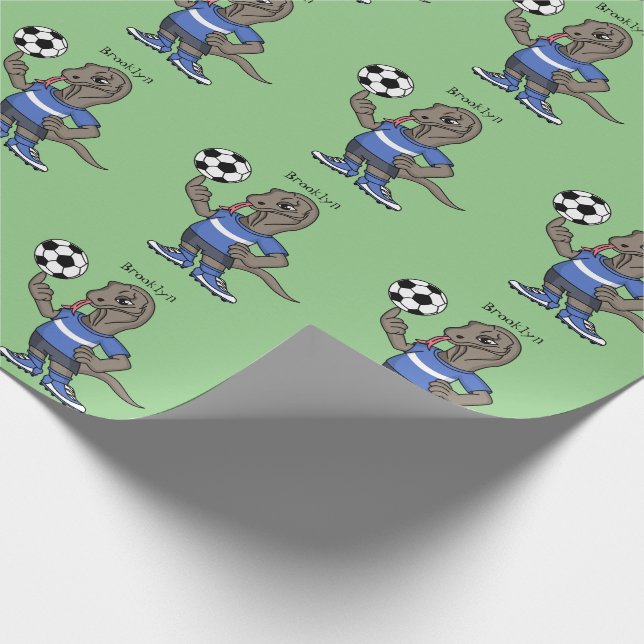 Niedlicher Komodo-Drache beim Fußballspielen Carto Geschenkpapier (Ecke)