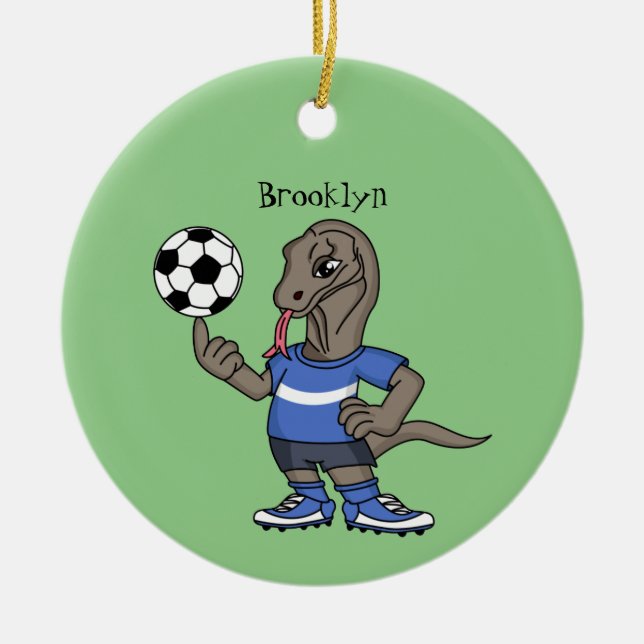 Niedlicher Komodo-Drache beim Fußballspielen Carto Keramik Ornament (Vorne)