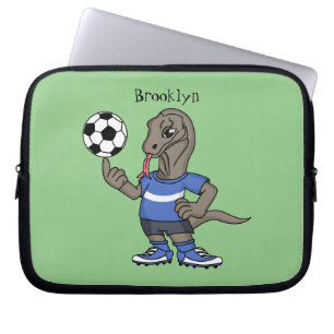 Niedlicher Komodo-Drache beim Fußballspielen Carto Laptopschutzhülle