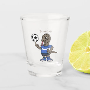 Niedlicher Komodo-Drache beim Fußballspielen Carto Schnapsglas