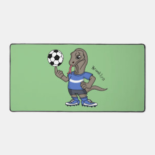 Niedlicher Komodo-Drache beim Fußballspielen Carto Schreibtischunterlage