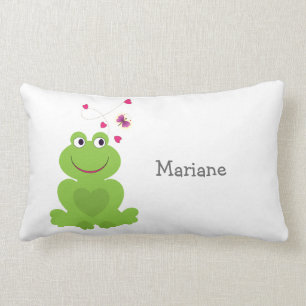 Niedlicher lächelnder Frosch mit Herzen und Lendenkissen