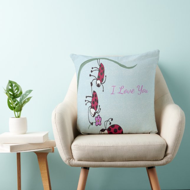 Niedlicher Ladybug, der seine Liebe verkündet Kissen (Stuhl )
