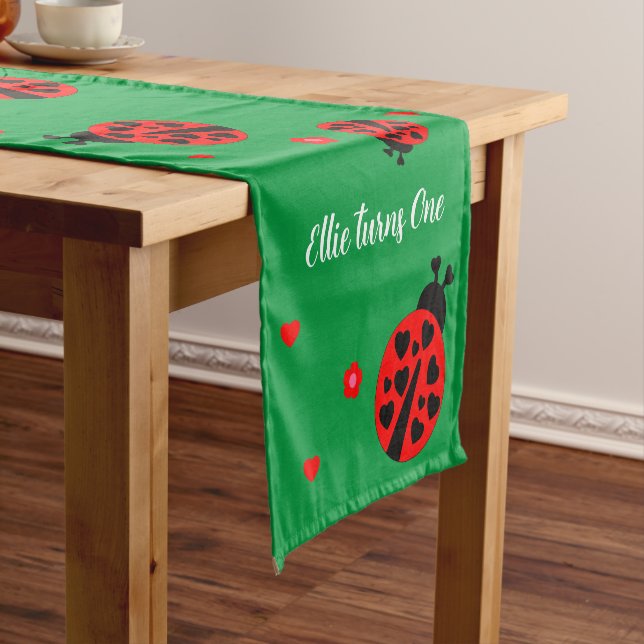Niedlicher Ladybug mit Herzen Kurzer Tischläufer (Beispiel)