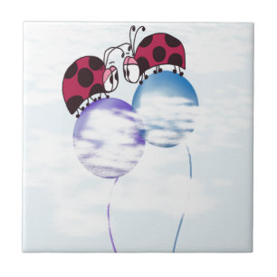 Niedlicher Ladybug und farbenfrohe Balloons Cartoo Fliese